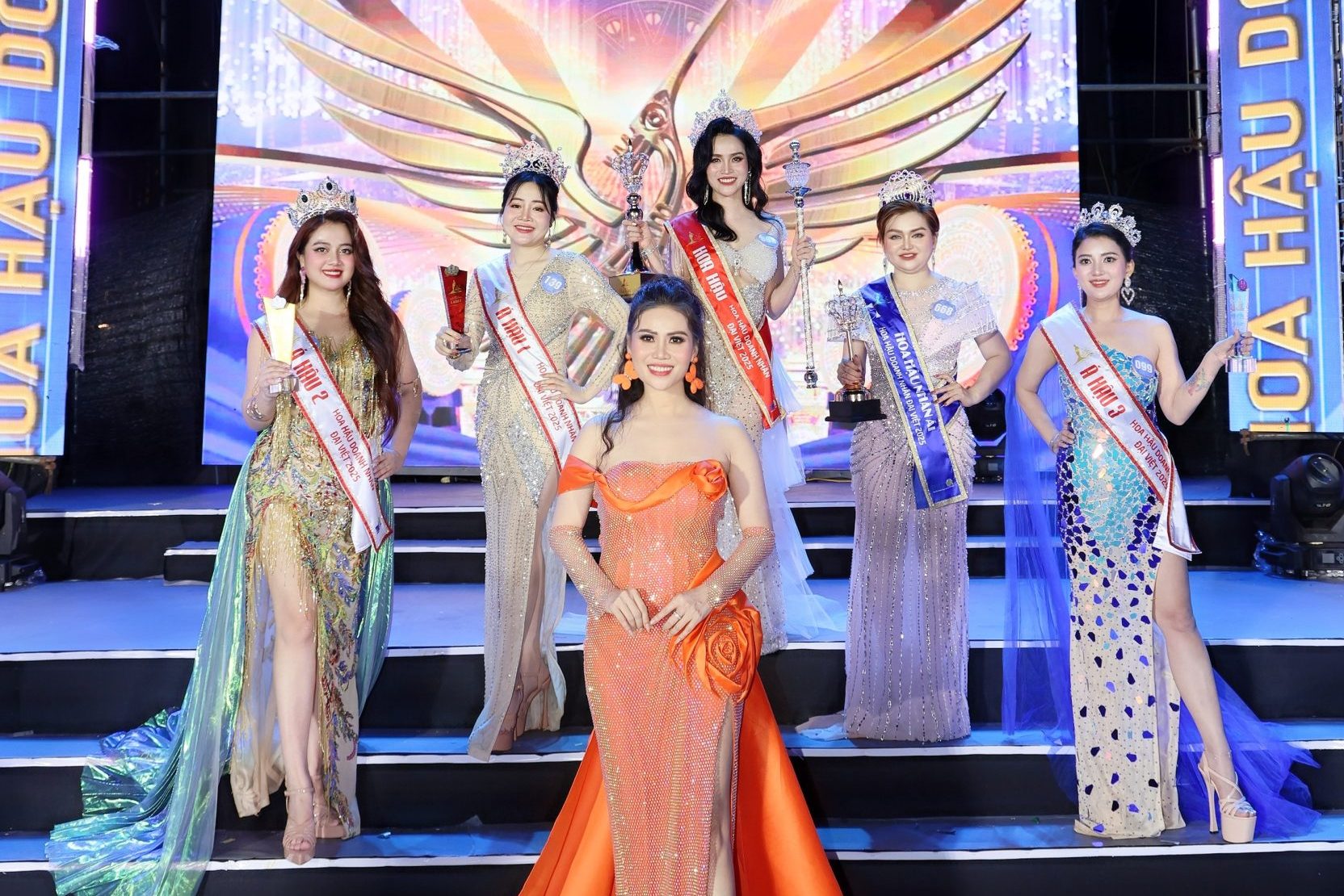 “Nữ Thần” Hoa Nam Thần Thái “Sang Cực” Cùng Đôi Chân Dài Sải Bước Đầy Cuốn Hút Trên Thảm Đỏ Hoa Hậu Doanh Nhân Đại Việt 2025