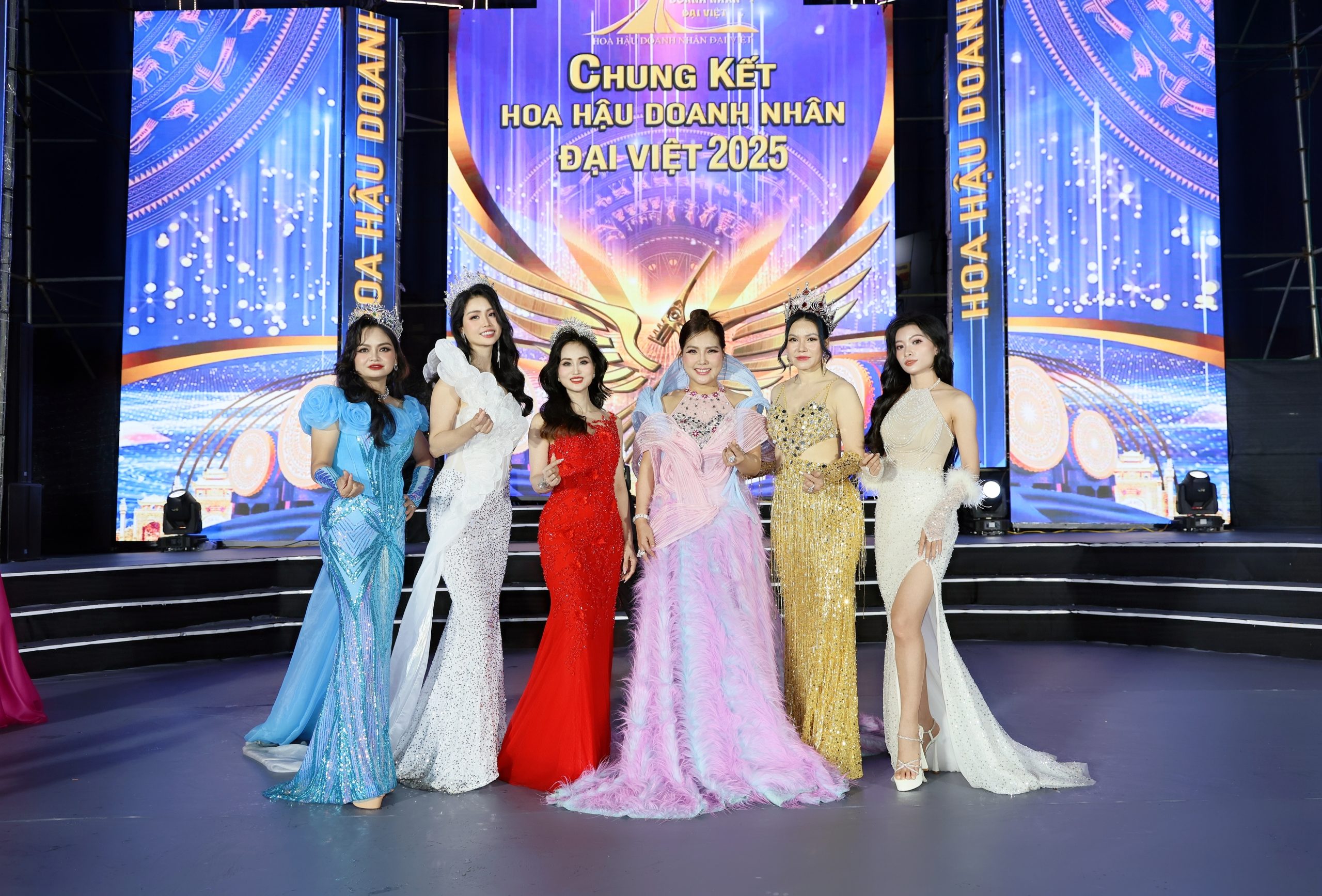 Nàng Hậu Hoàng Thanh Slay “Hết Nước Chấm” Cùng Chiếc Visual Không Thể Rời Mắt Trên Thảm Đỏ