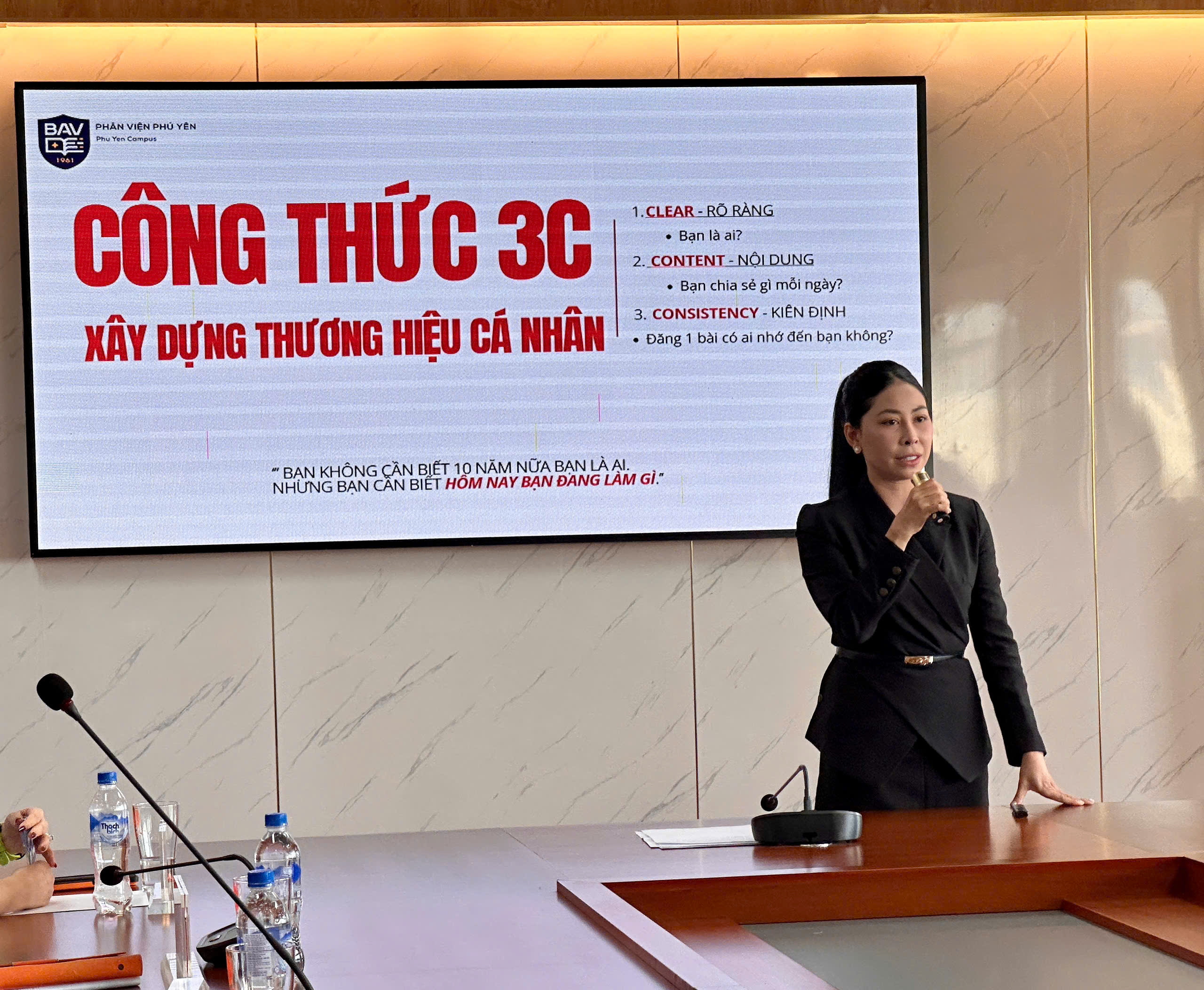 Hoa hậu Đại sứ Toàn cầu Hạnh Nguyên chia sẻ về xây dựng thương hiệu cá nhân tại Học viện Ngân hàng – Phân viện Phú Yên