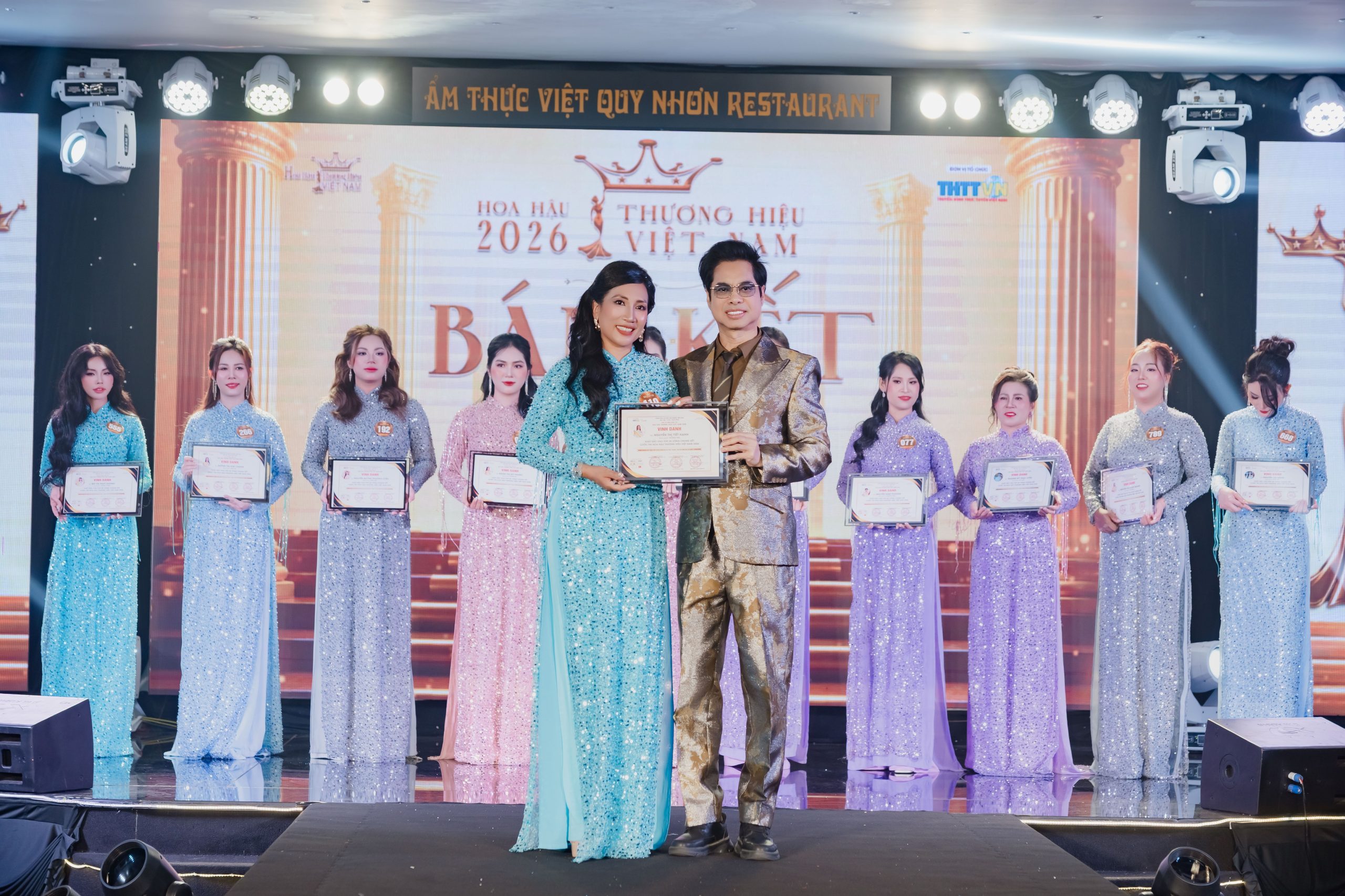 Nữ doanh nhân Nguyễn Thị Tiết Hạnh đấu giá trang phục vedette công sở của NTK Thân Hoàng Bích Thủy